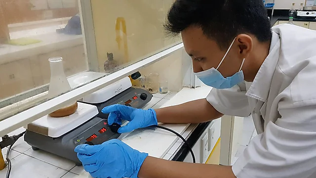 A NXplorers student from the University of San Carlos is testing a liquified component of the bioplastic